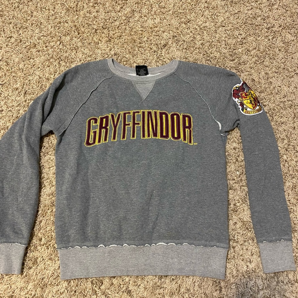 UNIVERSAL STUDIOS harry potter world gryffindor sweatshirt